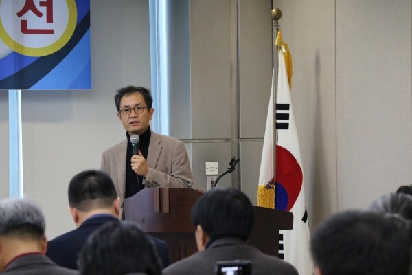 어성욱 우송대 교수가 가축분뇨 정화방류 농가컨설팅 결과를 발표하고 있다