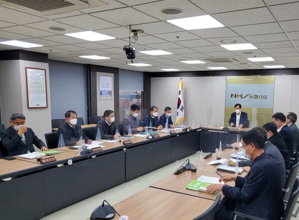 농협사료 안병우 대표이사가 비상 경영대책회의를 주재하고 있다