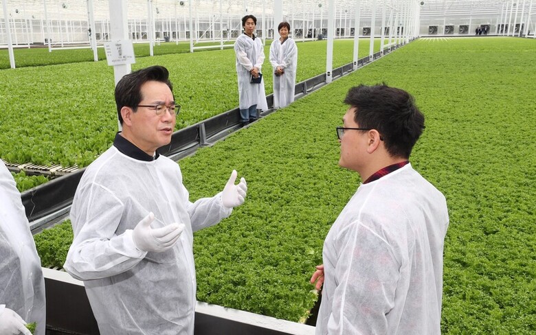 정황근 농림축산식품부 장관이 지난 4일 전라북도 무주군 안성면 소재 농업회사법인 무주원을 방문하여 현장 목소리를 듣고 있다. (농식품부 제공)