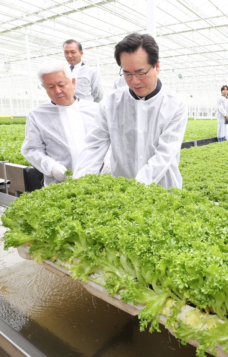 정황근 농림축산식품부 장관이 지난 4일 전라북도 무주군 안성면 소재 농업회사법인 무주원을 방문하여 현장 체험을 하고 있다. (농식품부 제공)