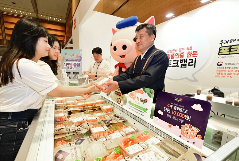 한돈자조금 손세희 위원장이 대국민 감사의 마음을 담아 한돈 삼겹살을 판매하고 있다.