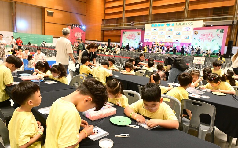 어린이 관객들이 한도니 비즈 만들기 체험을 하고 있다.