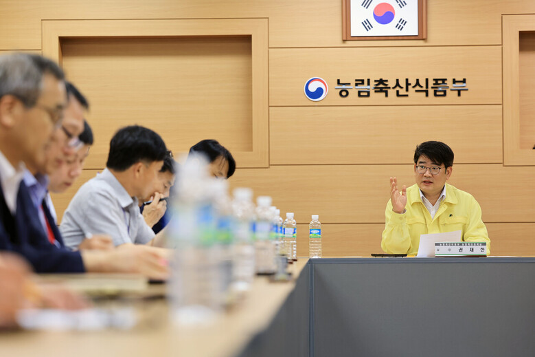 농식품부 수해 지역 농기계 수리 봉사 관련 회의 모습 (농식품부 제공)