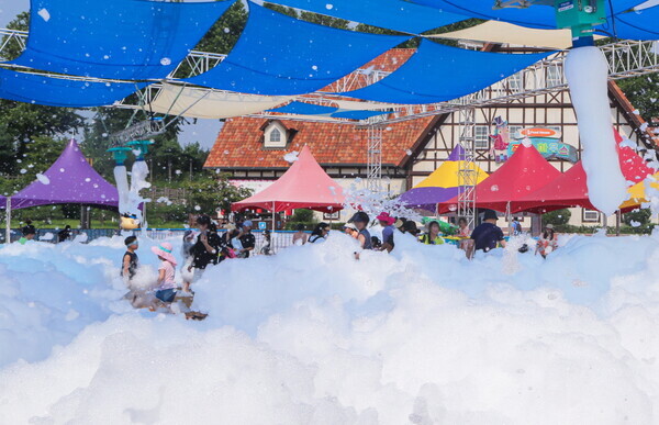 안성팜랜드 방문객이 버블놀이를 즐기고 있다.(농협 제공)