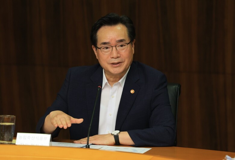 정황근 농림축산식품부 장관이 14일 서울 SK-T타워에서 열린 '반려동물 연관산업 육성 간담회'에 참석하고 있다.