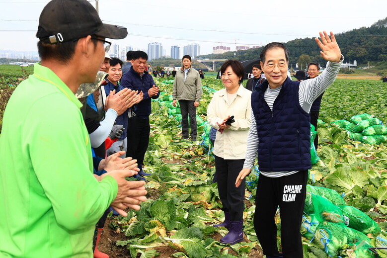 배추 수확작업을 마치고 농업인들과 인사 중인 한덕수 국무총리와 송미령 장관