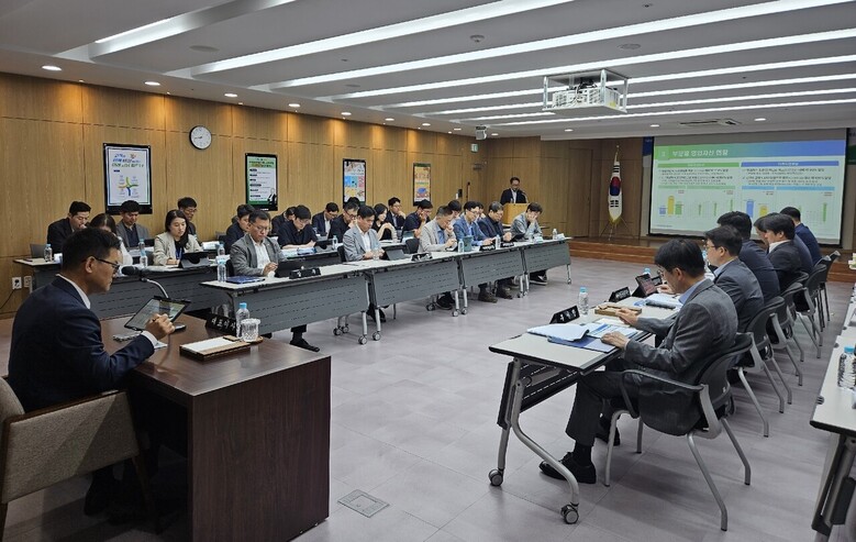 NH농협캐피탈은 지난 17일, 서울 여의도 소재 본사에서 상반기 경영성과 분석회의를 개최했다. 장종환 대표이사(왼쪽)가 상반기 경영성과 분석회의를 주재하고 있다.(농협금융지주 제공)