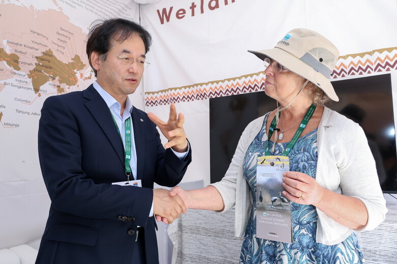 람사르COP15에서 영국왕립조류보호협회(RSPB) 니콜라 크록포드(Nicola Crockford) 최고정책관과 만나 생물다양성 보전을 위한 상호협력을 논의 중인 이동환 고양특례시장(고양시청 제공)