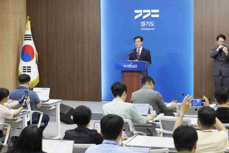 성제훈 원장이 경기도청에서 기자회견을 열고 있다.(경기도청 제공)